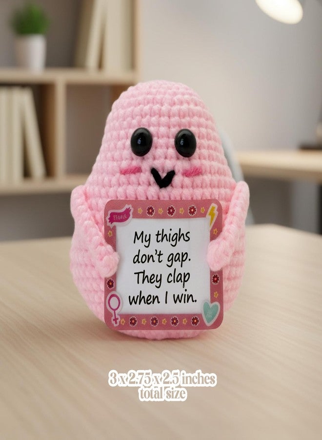 بريمو لاينز - دمية بطاطس وردية مصنوعة يدويًا بالكروشيه، مع 50 بطاقة تحفيزية، هدية يومية للنساء، زميلات العمل، المعلمات، والأمهات، قطعة ديكور ملهمة للمكتب أو الرف. - Image 2