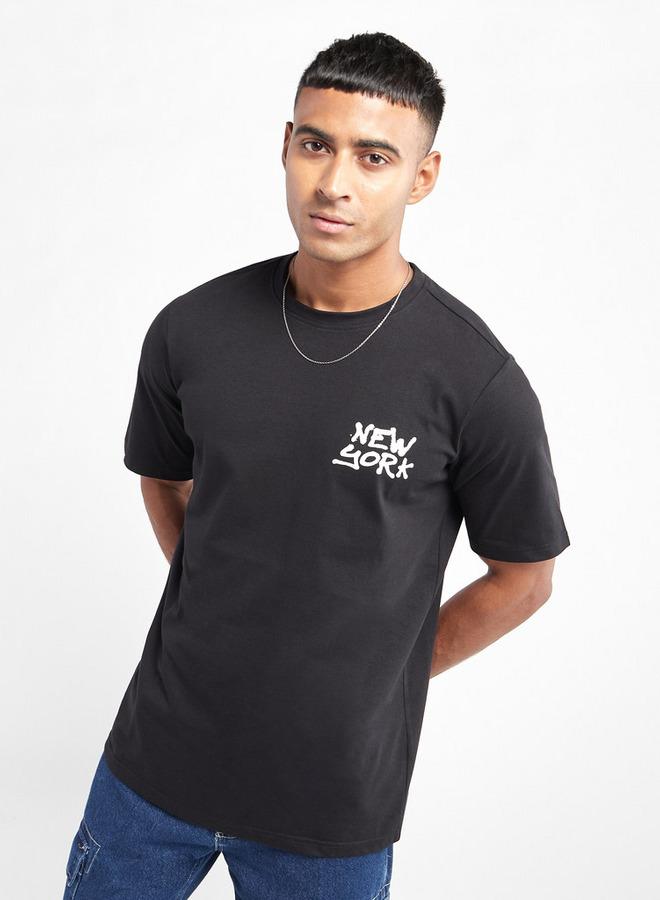 سبلاش فيڤ تيشيرت بِياقة ضيقة وأكمام قصيرة وطبعات تايبوجرافيك - Image 1