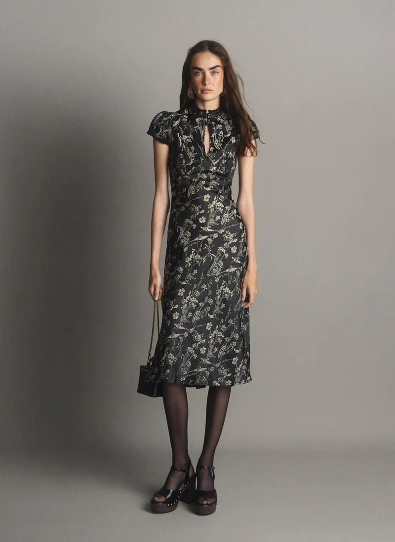 Fitted midi dress with a floral pattern