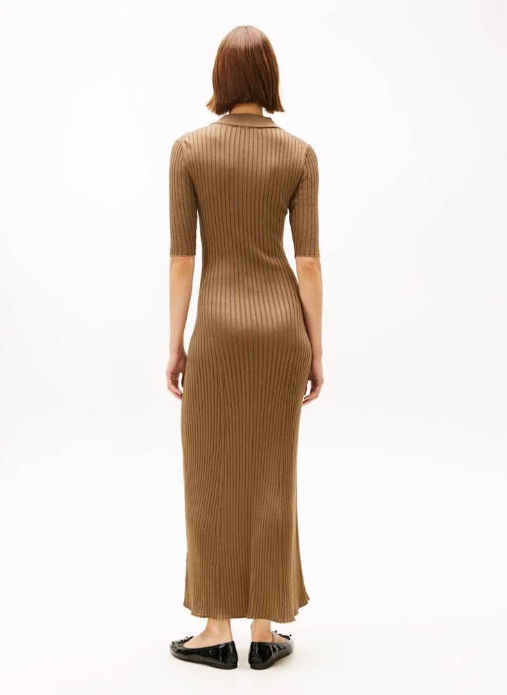 تومي هيلفيغر فستان ماكسي مضلع بأزرار وياقة وأكمام قصيرة