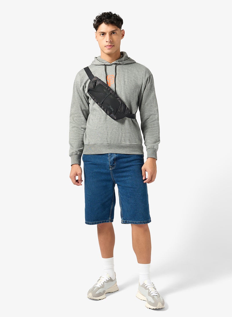 سفنتي فايف بيسيكس هودي بطبعة جرافيك - Image 4