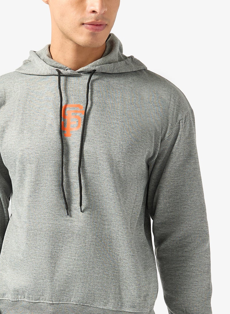 سفنتي فايف بيسيكس هودي بطبعة جرافيك - Image 3