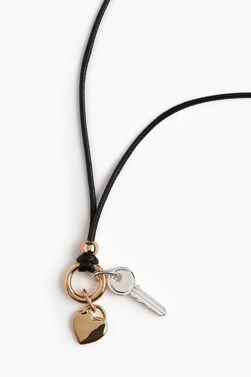 اتش اند ام قلادة بسلسلة قماشية مزينة بحلية