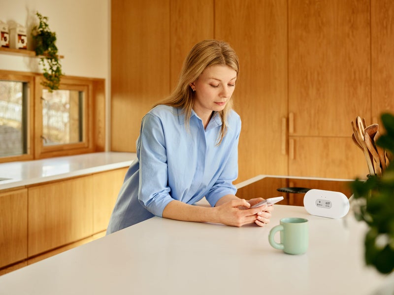 Airthings 2960 View Plus - جهاز مراقبة جودة الهواء والغازات المشعة يعمل بالبطارية (PM، CO2، VOC، الرطوبة، درجة الحرارة، الضغط) - Image 3