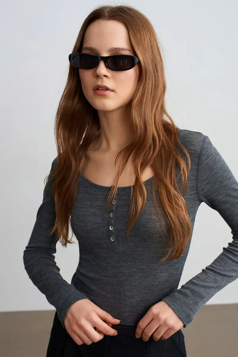 DILVIN Slim-Fit Wool Knit Blouse With Buttons