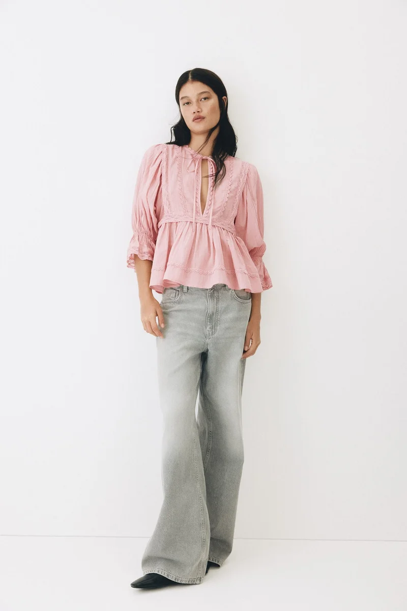 اتش اند ام بلوزة قطنية بحواف دانتيل