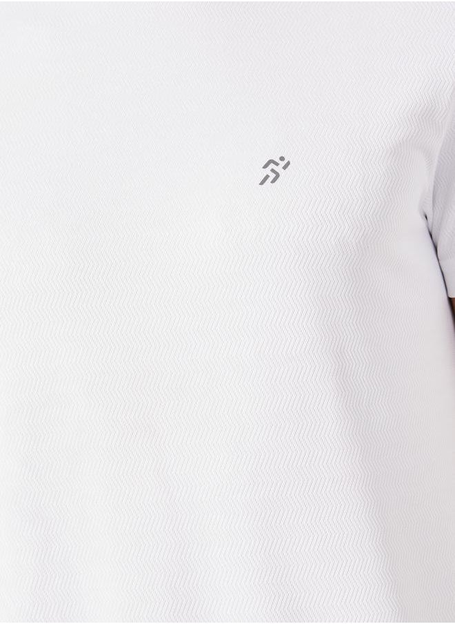 Styli - طقم بدلة لياقة بدنية رياضية مكون من تي شيرت وشورت منقوش - Image 1