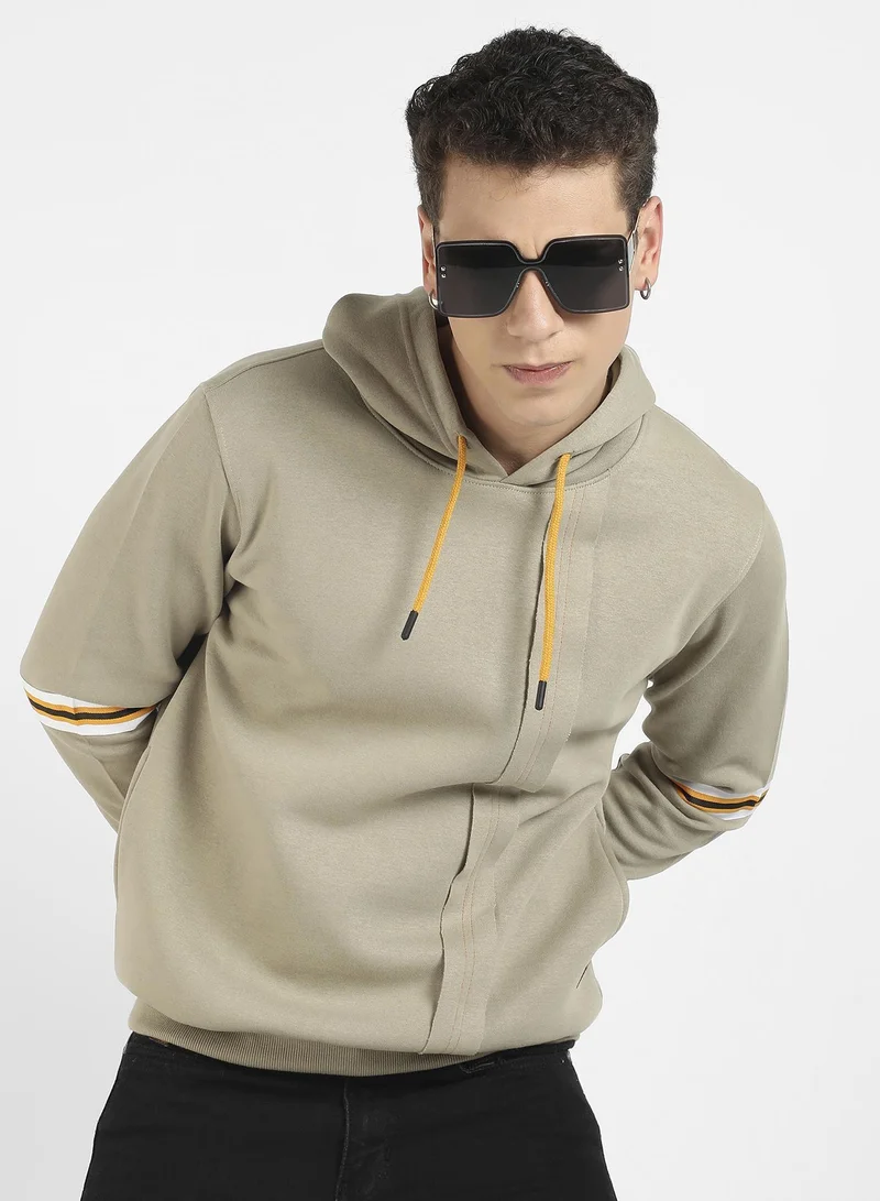 كامبوس سوترا كنزة صوفية باللون البيج للرجال بأكمام مخططة متباينة