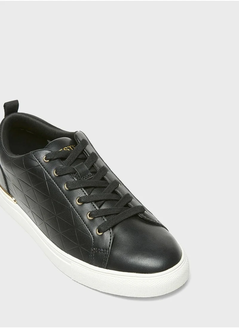 سيليست Lace Up Low Top Sneakers