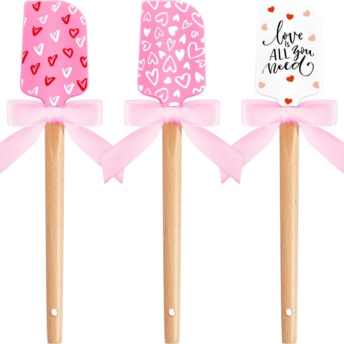3 PCS VALENTINE SILICONE SPATULAS WITH WOODEN HANDLES VALENTINE PATTERN HEAT RESISTANT BAKING SILICONE SPATULAS WITH PINK SATIN RIBBON BOWS FOR BAKING COOKING AND SAUTEING