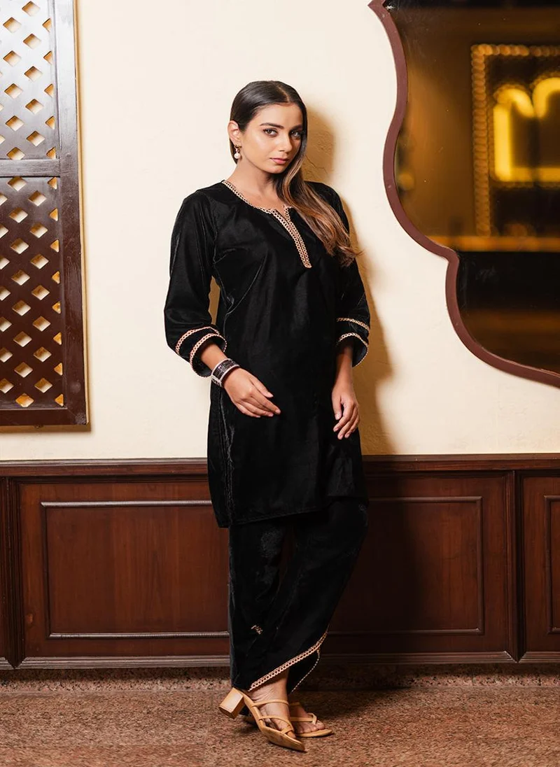 زيري سوق Black Velvet Dhoti Pant Set With Golden Borders