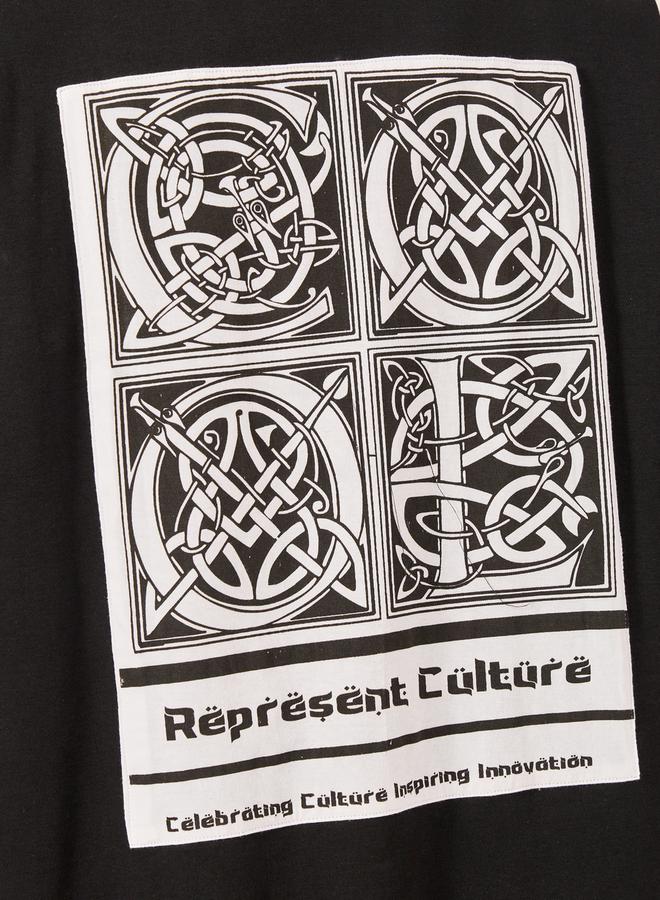 ستايلي تيشيرت بطباعة جرافيك بياقة دائرية وقصة واسعة - Image 4