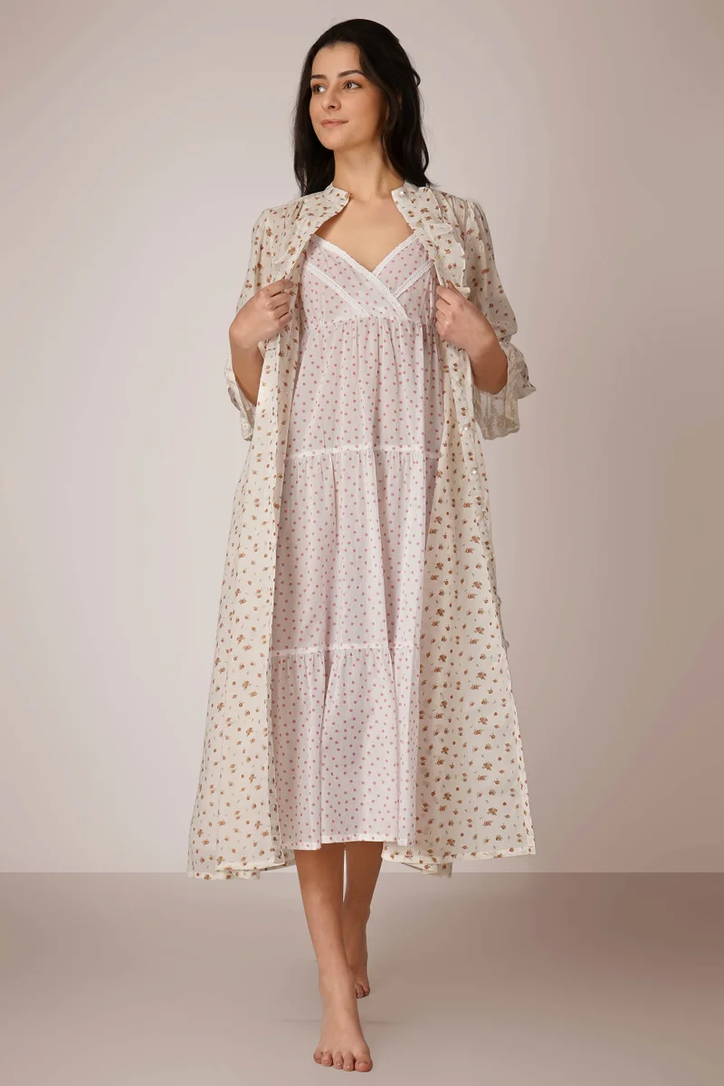 افتر دارك فيكتوريا، قميص نوم و روب وردي