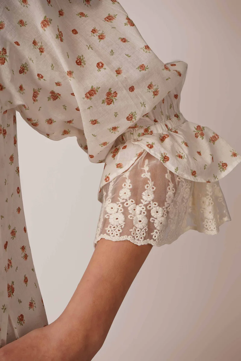 افتر دارك فيكتوريا، قميص نوم و روب وردي