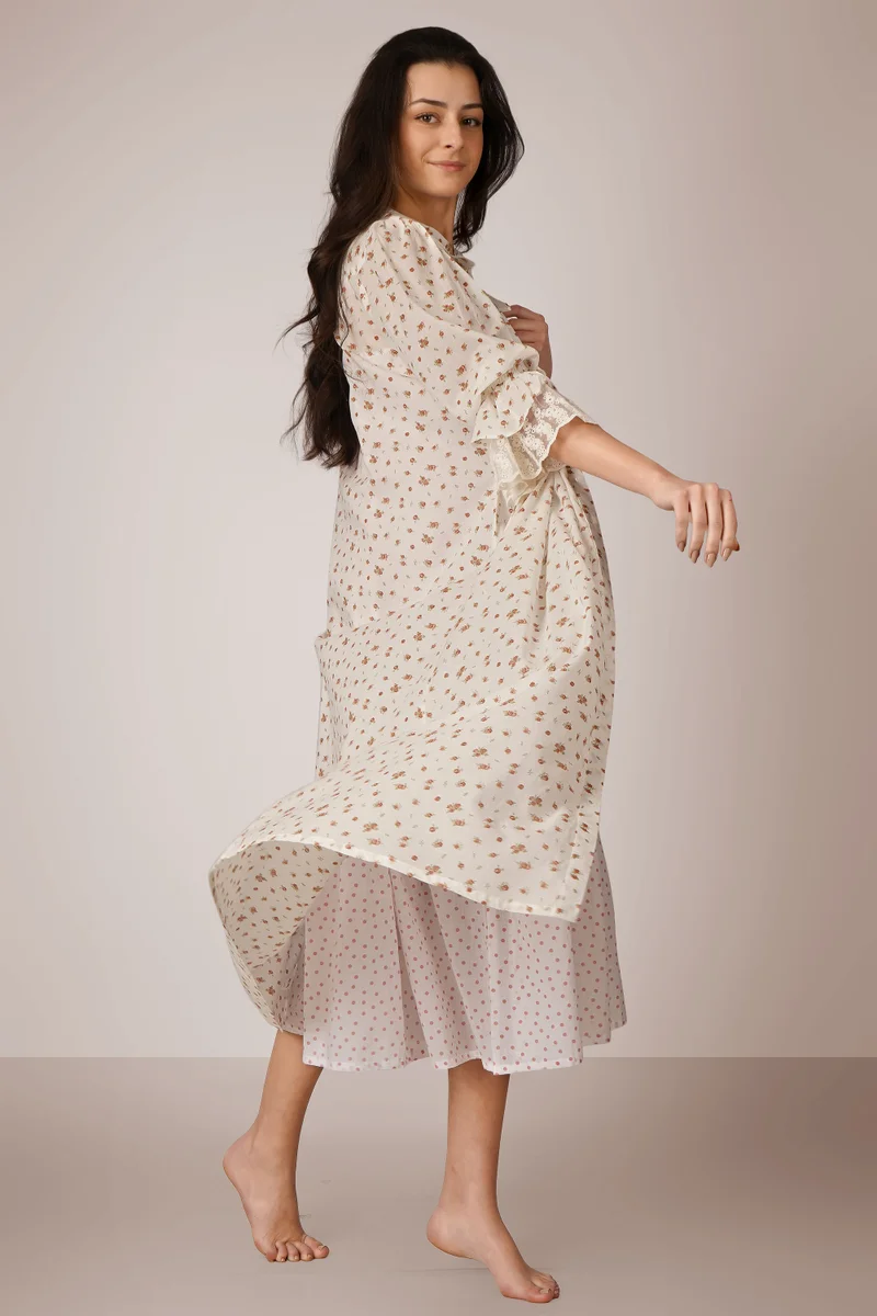 افتر دارك فيكتوريا، قميص نوم و روب وردي