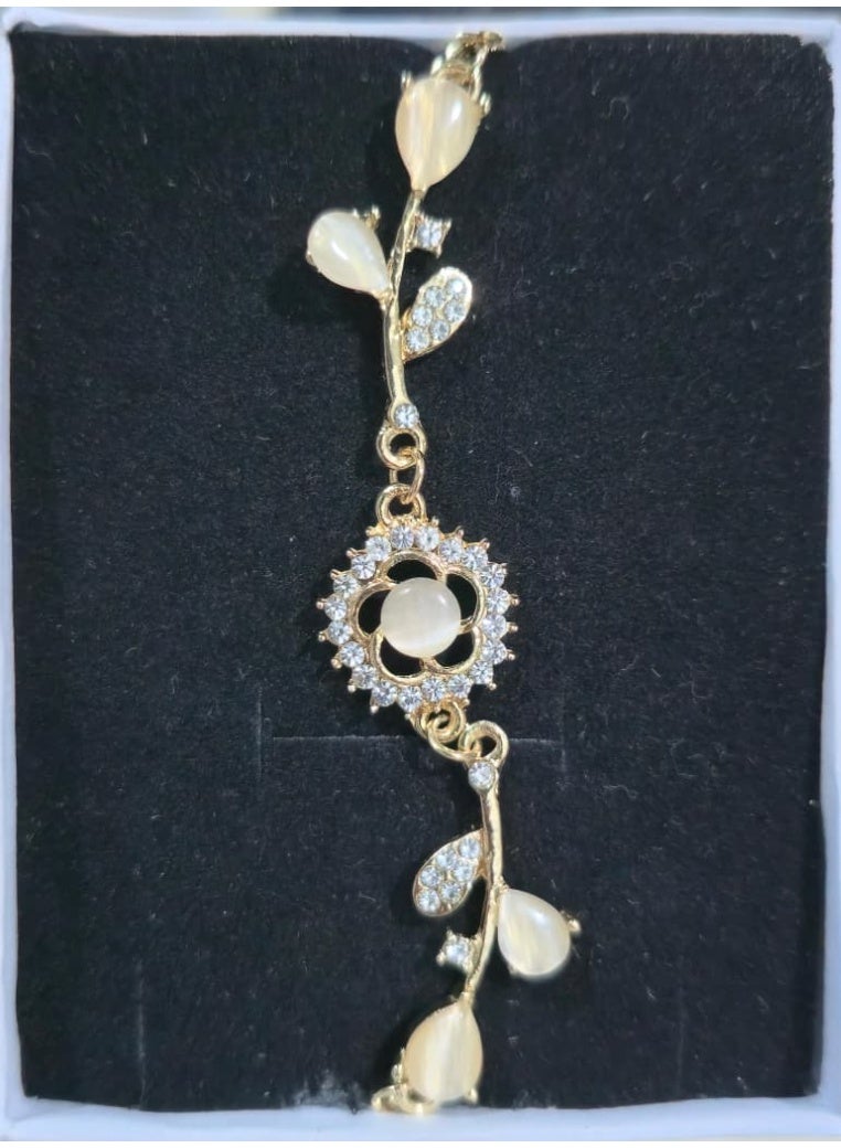 بريميم سوار أنيق مزين بالكريستال الزهري مع لمسات من اللؤلؤ - طلاء ذهبي - Image 1