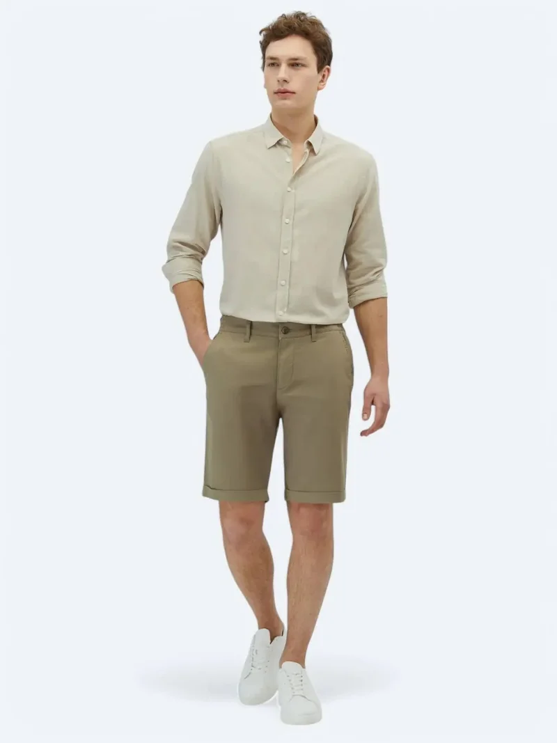 كيب شورت برمودا قطني مخلوط بنسيج المنك، بقصة ضيقة، مناسب للإطلالات الكاجوال