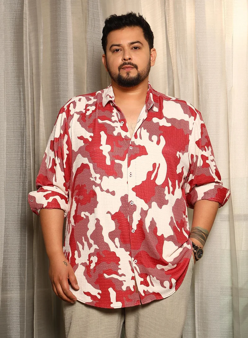 انستافاب بلس قميص رجالي مقاس كبير بنقشة مموهة بلون أحمر قرمزي بياقة ممتدة وأكمام طويلة بأزرار للإغلاق