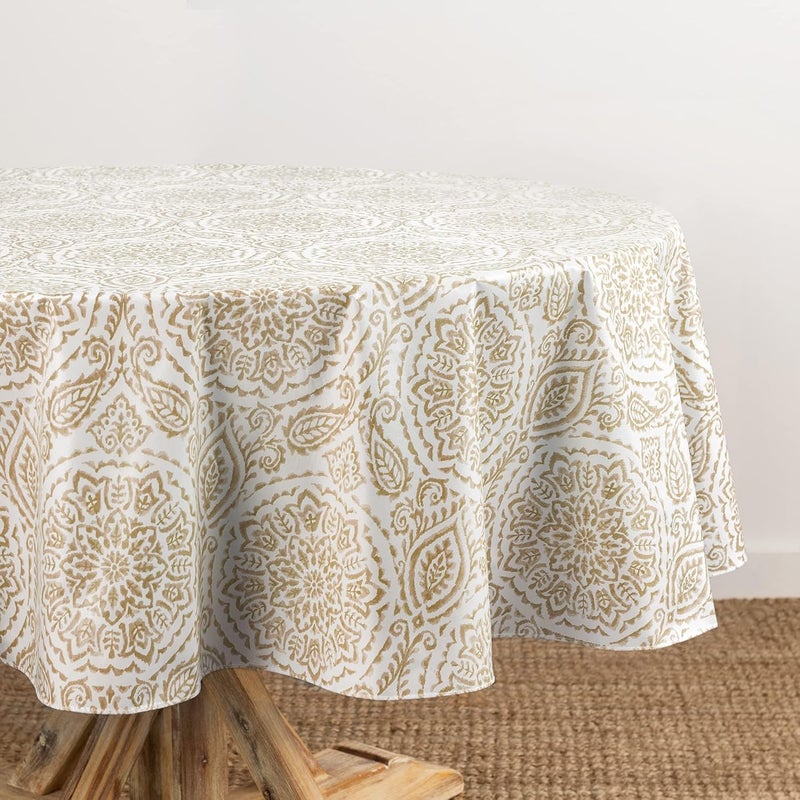 إلرين مناديل المائدة البلاستيكية المقاومة للماء والبقع من ماركة Home Fashions، نمط Savannah Boho Paisley، مصممة للاستخدام داخليًا وخارجيًا، بطبقة خلفية من القطن، مقاس 70×70 بوصة، على شكل دائري، بلون بيج. - Image 1