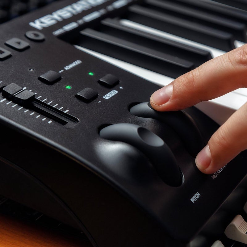 إم أوديو M-Audio Keystation 61 Mk3 | وحدة تحكم لوحة مفاتيح MIDI مدمجة شبه مرجحة بـ 61 مفتاحًا تعمل بالطاقة USB مع أدوات تحكم قابلة للتخصيص وعجلات Pitch/Modulation ومجموعة برامج إنتاج مضمنة - Image 3