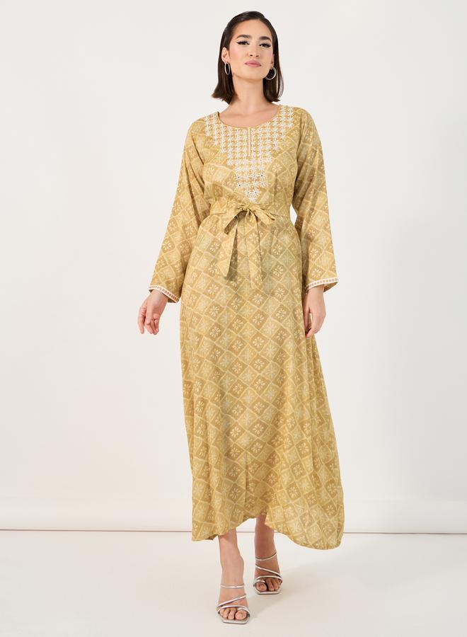 ستايلي جلابية مطرزة بطبعة كاملة مع حزام خصر - Image 1