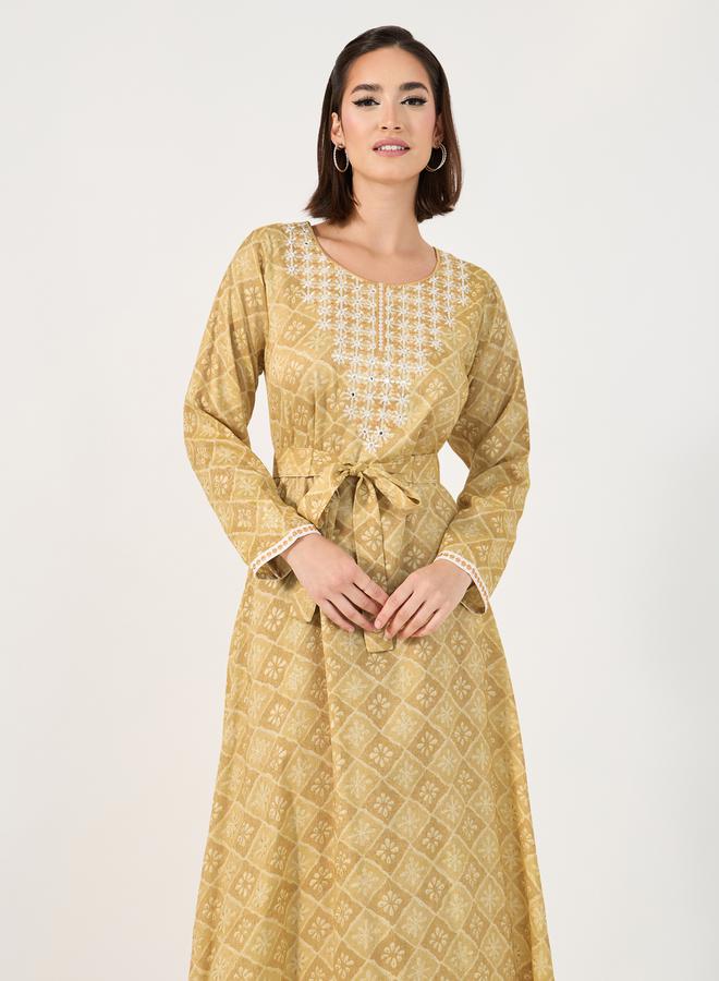 ستايلي جلابية مطرزة بطبعة كاملة مع حزام خصر - Image 2