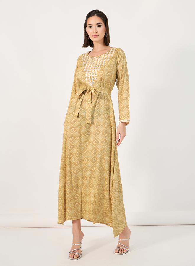 ستايلي جلابية مطرزة بطبعة كاملة مع حزام خصر - Image 4