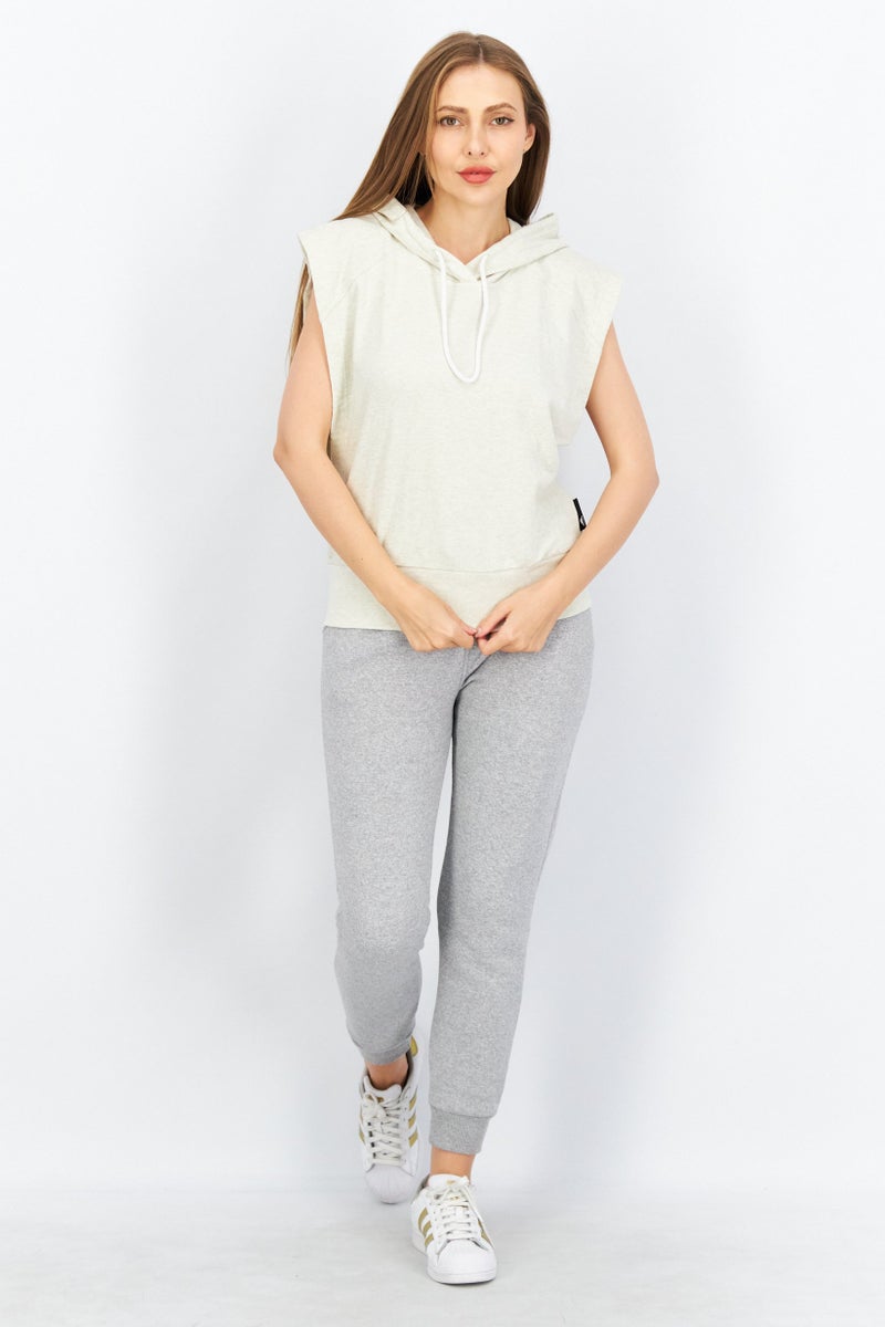 Adidas بلوزة تدريب بدون أكمام بغطاء رأس للنساء، رمادي هيثر - Image 3