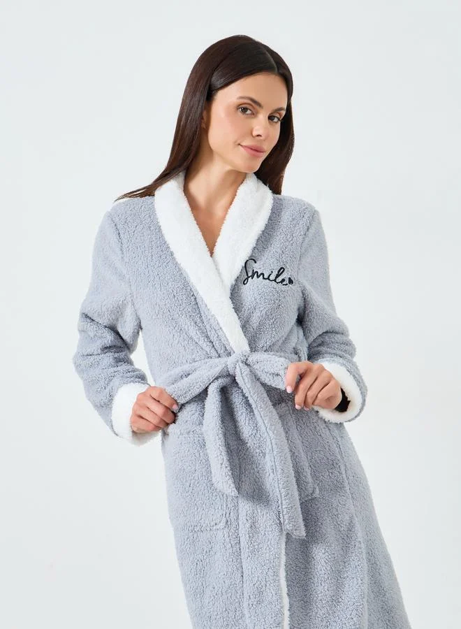 ستايلي روب فليس بتفاصيل مُطرّزة