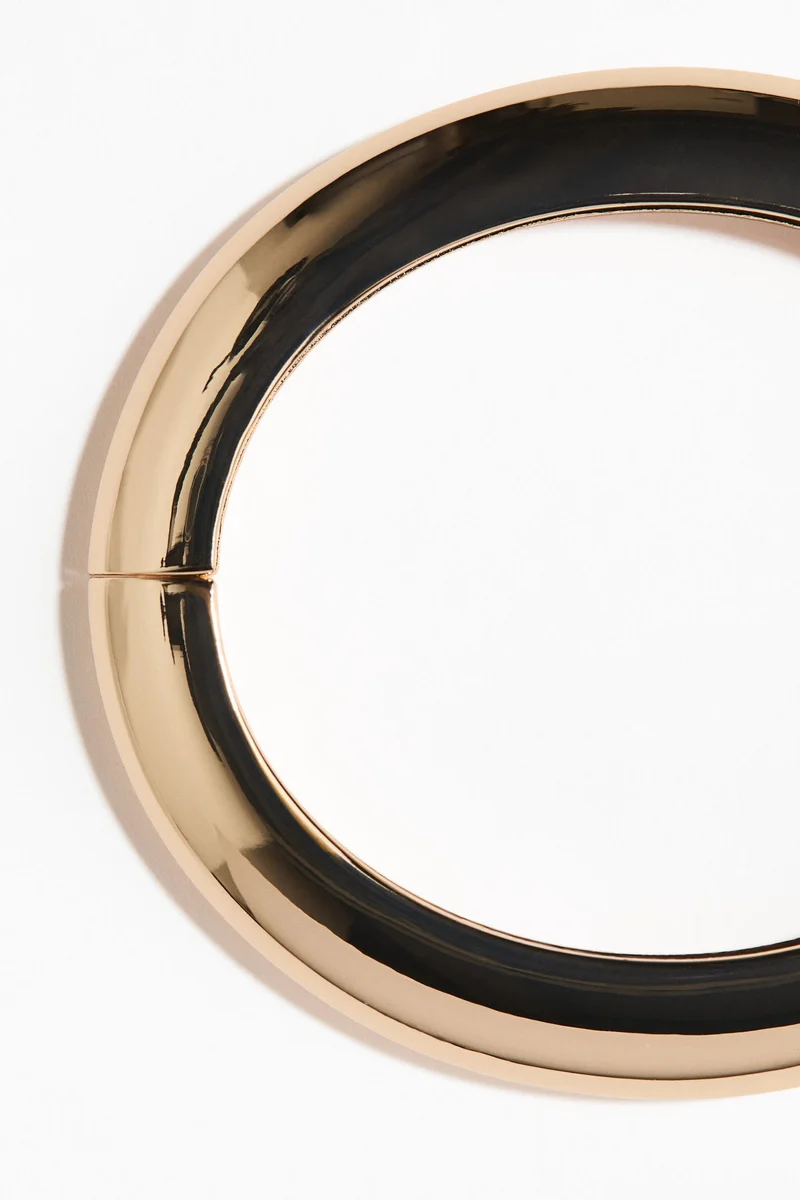 اتش اند ام سوار بتصميم أصفاد