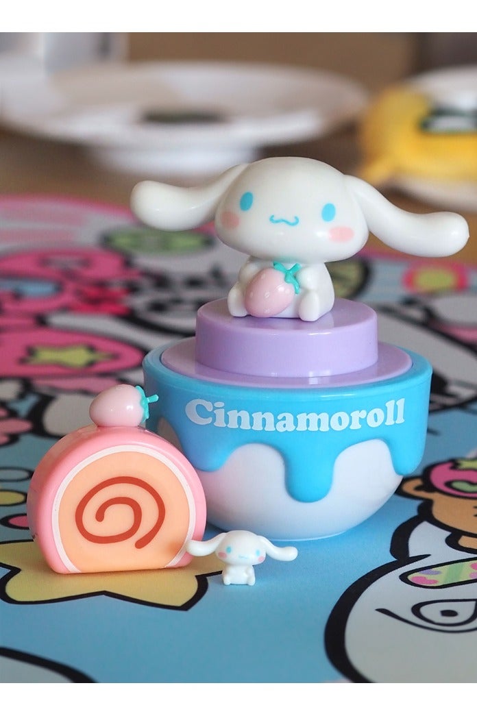 مودي مجسم سينامورول من سانريو – لعبة أنمي صغيرة 9 سم – ديكور مكتبي صغير لعشاق هالو كيتي – تصميم مفاجأة كعكة الفراولة - Image 5