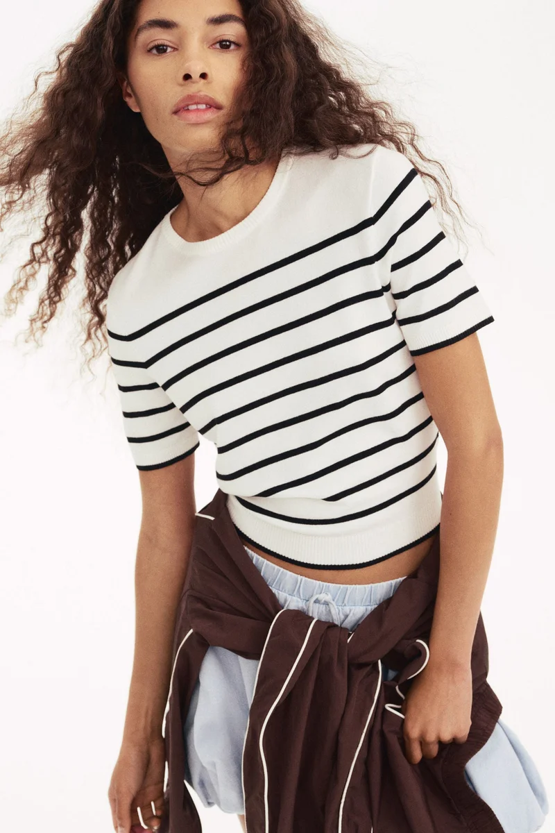 اتش اند ام تي-شيرت محبوك بتصميم ناعم