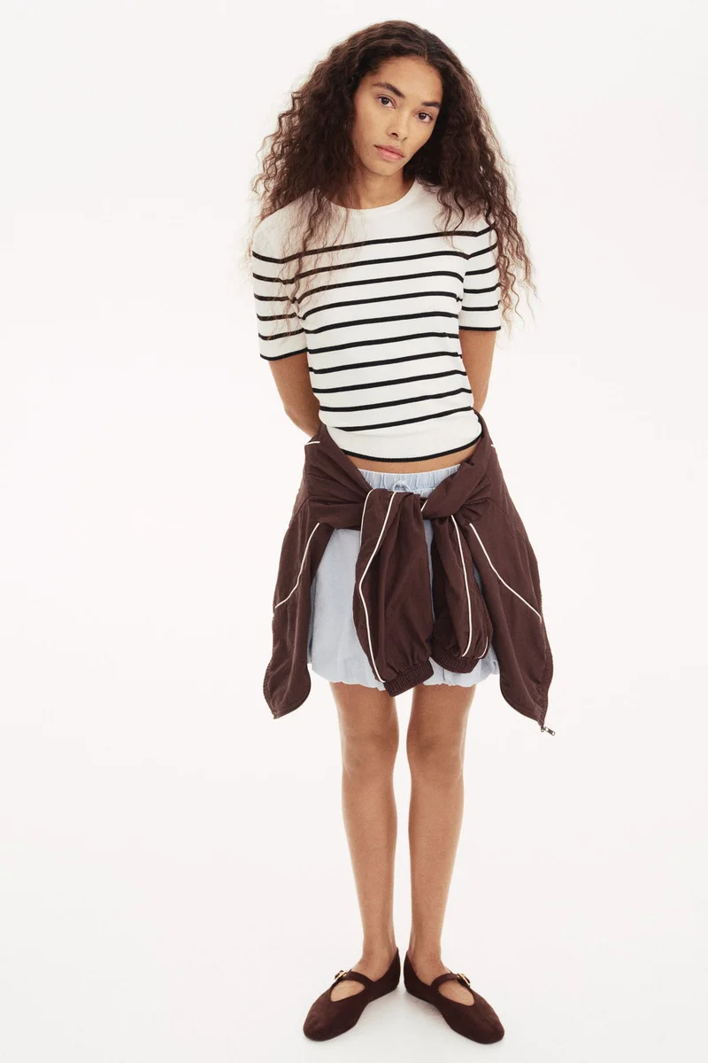 اتش اند ام تي-شيرت محبوك بتصميم ناعم