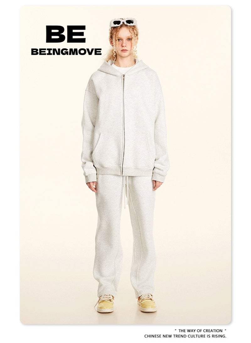 بى تصميم طقم أنيق لإطلالة مريحة. الألوان المتناسقة تحل بسهولة مشاكل تنسيق الملابس. مظهر رائع سواءً ارتديته منفردًا أو مع طبقات أخرى. يمكن تزيين البنطلون الرياضي بخطوط على الجانبين للحصول على تأثير تنحيف وتعزيز المظهر العام. - Image 1