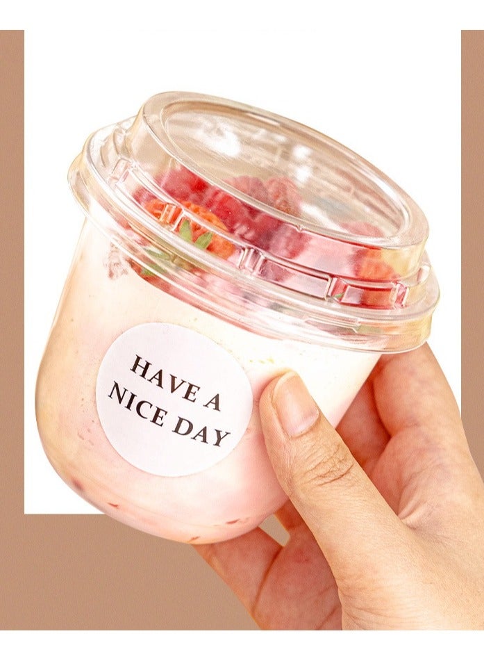 عبوة من 50 كوب حلوى بلاستيكي سعة 8 أونصات مع أغطية، أكواب بلاستيكية للاستخدام مرة واحدة، أكواب بارفيه زبادي شفافة للآيس كريم والكعك والفواكه والبارفيه والبودنج وجيلي شوت - Image 2