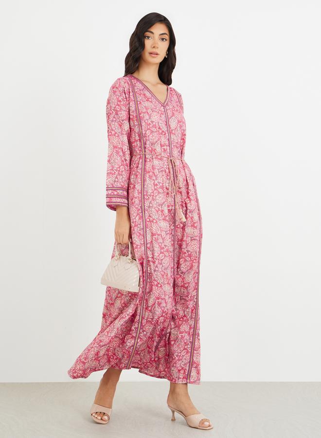 ستايلي جلابية مطبوعة بالكامل بياقة على شكل حرف  مع تطريز دانتيل - Image 1