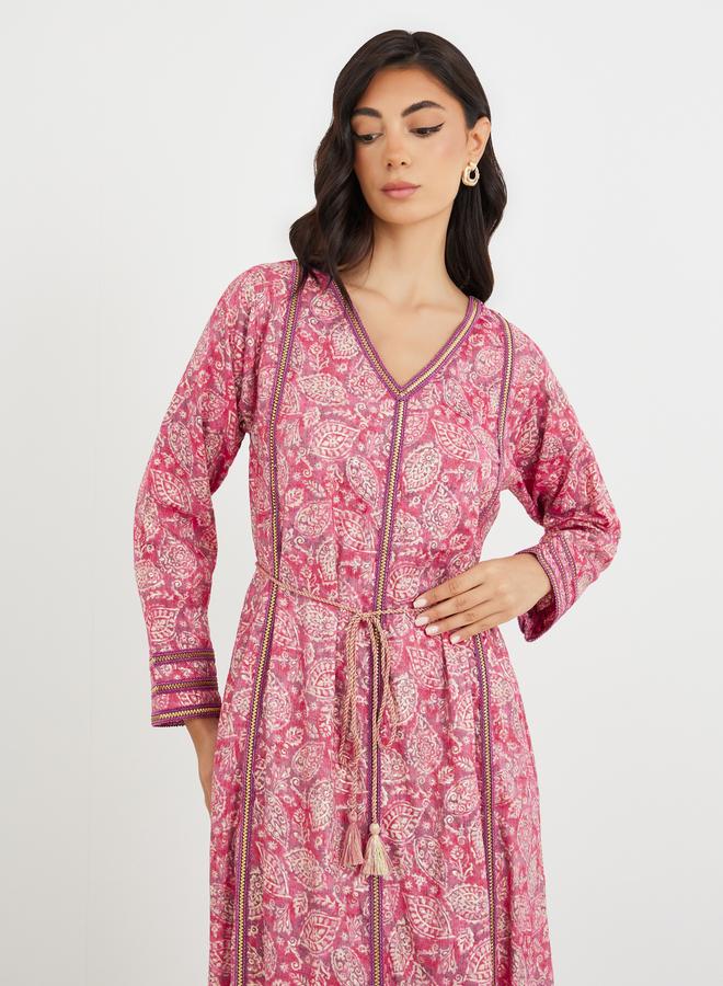 ستايلي جلابية مطبوعة بالكامل بياقة على شكل حرف  مع تطريز دانتيل - Image 4