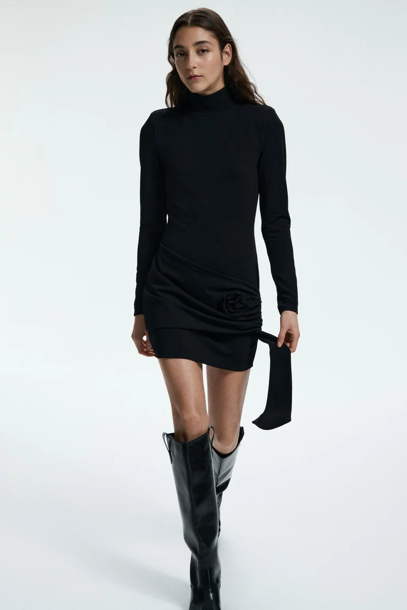 اتش اند ام فستان بأكتاف مبطنة