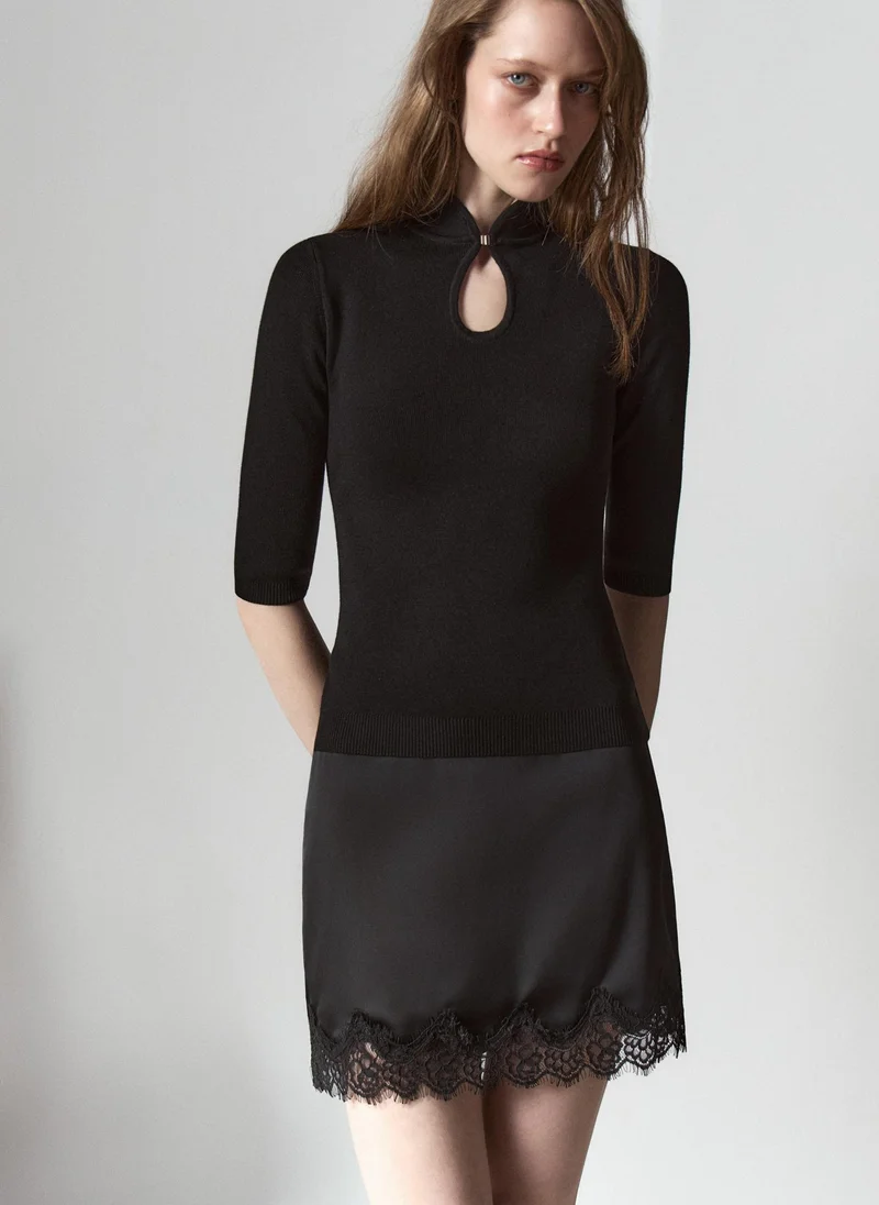 Jersey top with a teardrop neckline and cropped sleeves