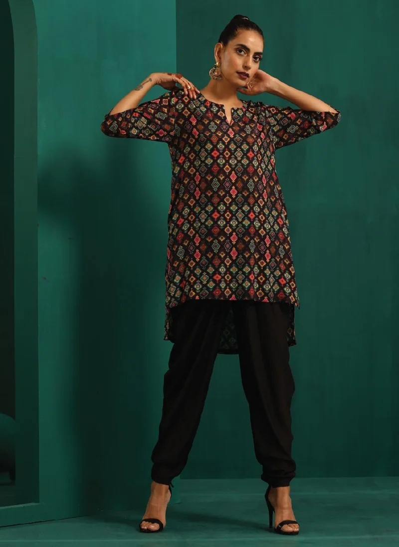 ترو برونز طقم منسق من حرير الموسلين بطبعة إيكات باللون الأسود من ترو براونز