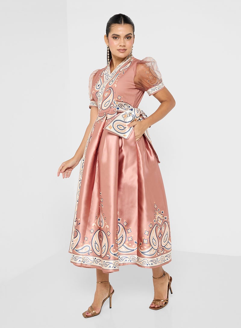 ايلا فستان ميدي ساتان بنقشة بيزلي - Image 4