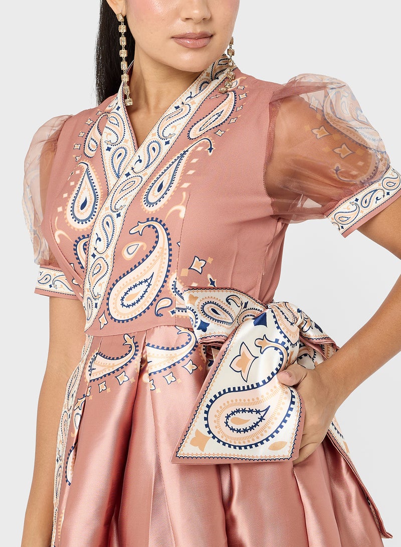 ايلا فستان ميدي ساتان بنقشة بيزلي - Image 3