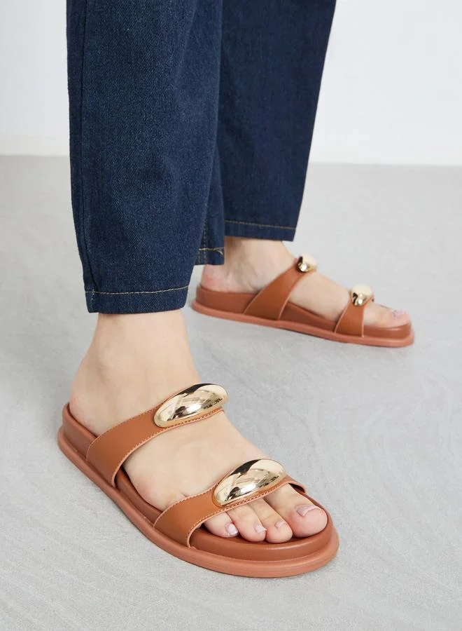 ستايلي صندل مزين بحلية معدنية