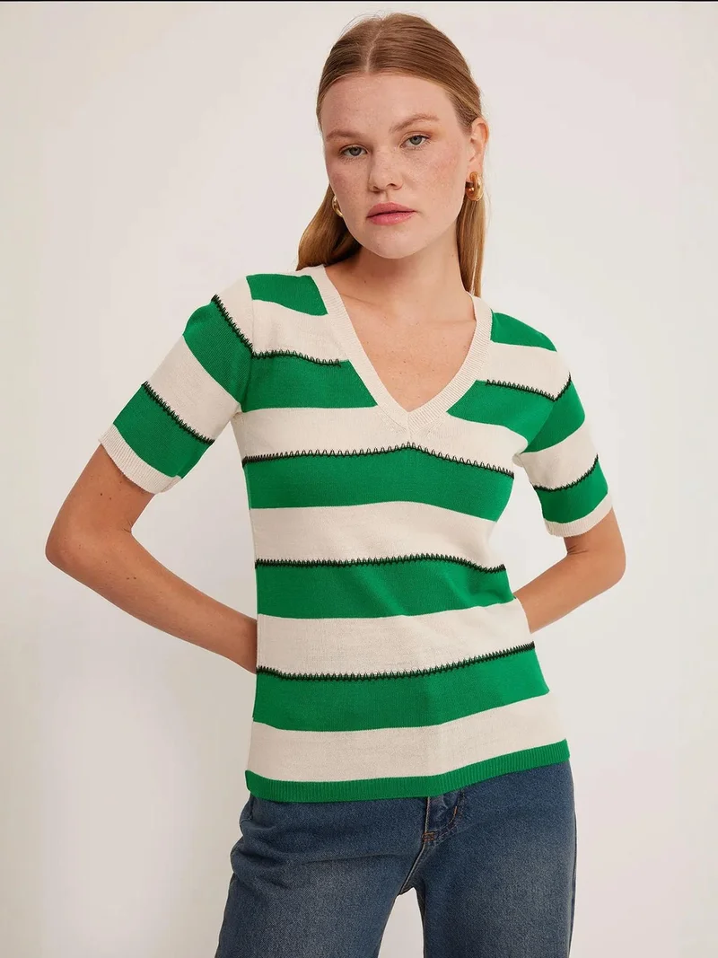 بيغ دارت بلوزة ضيقة بياقة على شكل حرف  مخططة من