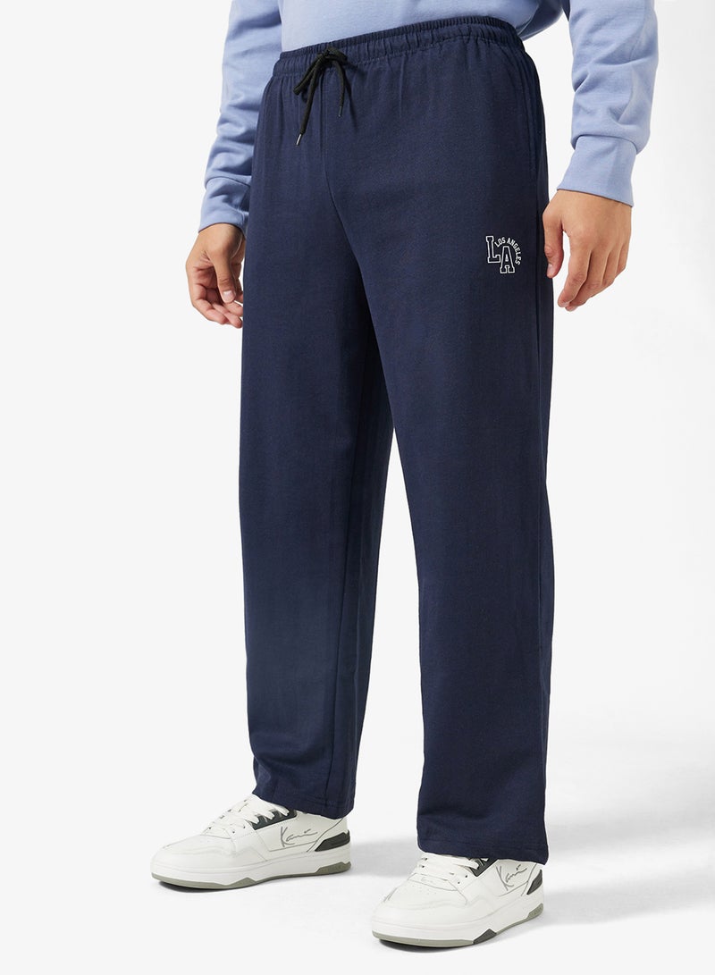 سفنتي فايف بيسيكس بنطلون رياضي بطبعة نصية وحافة مفتوحة - Image 1