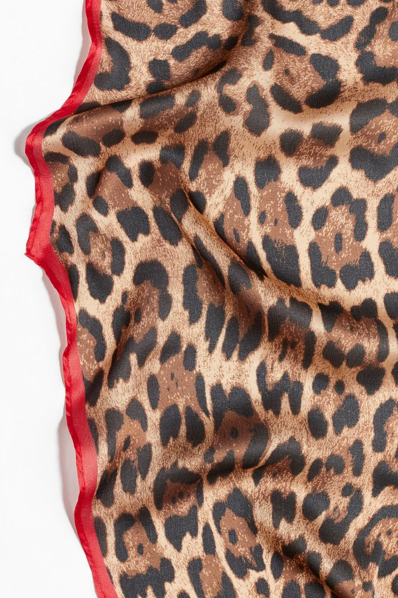 اتش اند ام وشاح مصمم بشكل ماسي