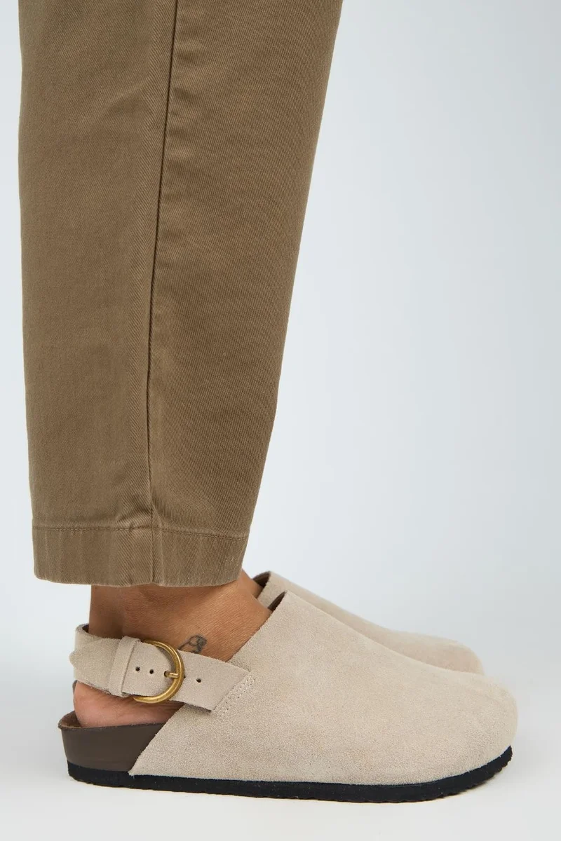 مانجيرو قباقيب مانيجيرو أنتونيلا النسائية المصنوعة من الجلد الطبيعي مع حزام خلفي، بيج