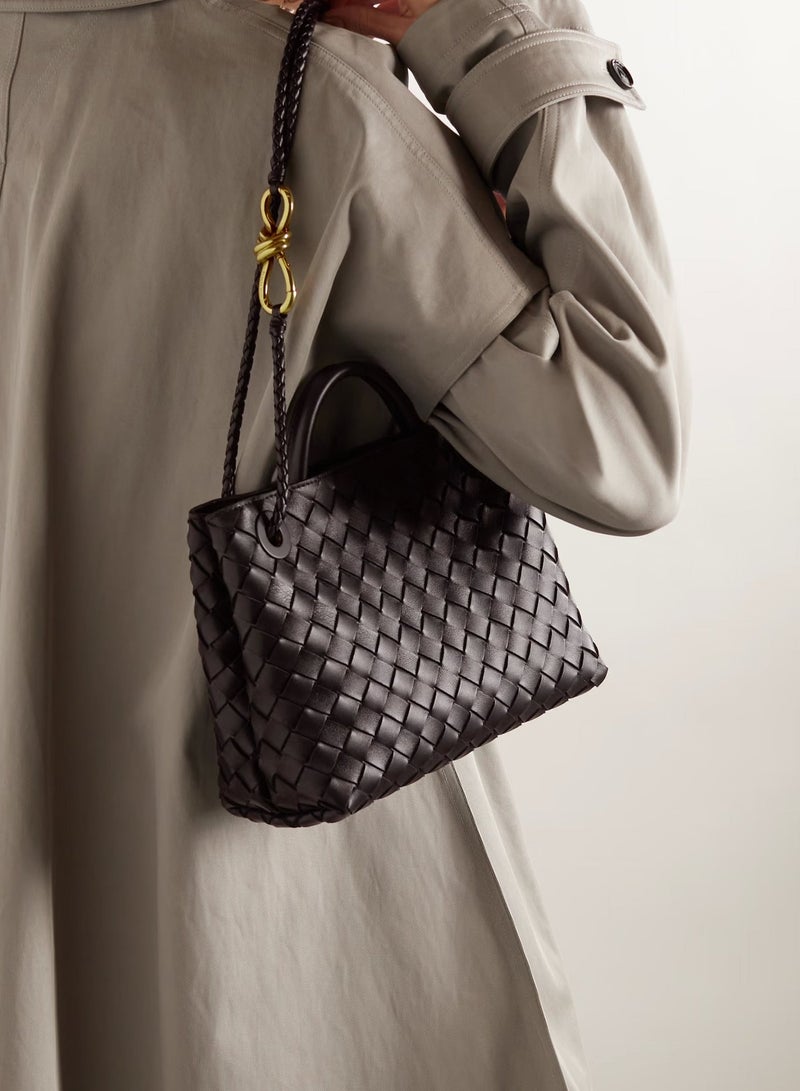 بي في حقيبة يد علوية من الجلد من ماركة BV ، مزينة بعقدة مميزة وحزام كتف منزلق. - Image 2