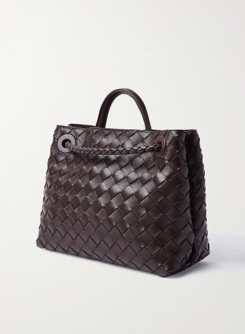 بي في حقيبة يد علوية من الجلد من ماركة BV ، مزينة بعقدة مميزة وحزام كتف منزلق. - Image 3