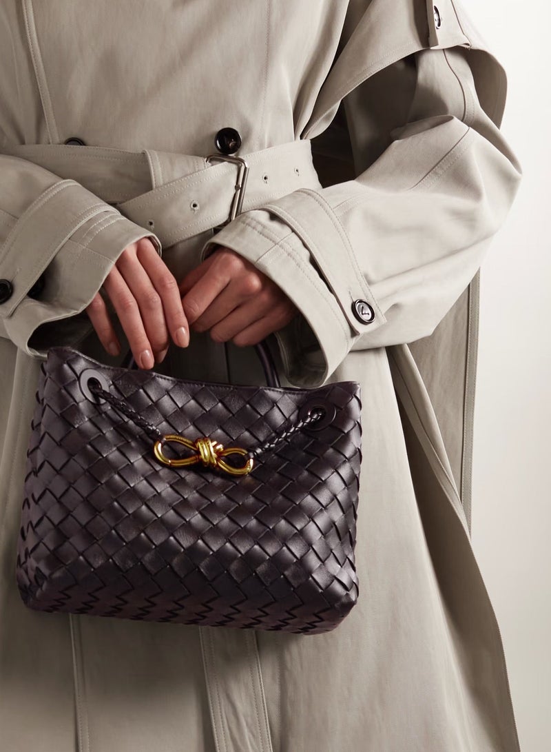 بي في حقيبة يد علوية من الجلد من ماركة BV ، مزينة بعقدة مميزة وحزام كتف منزلق. - Image 4